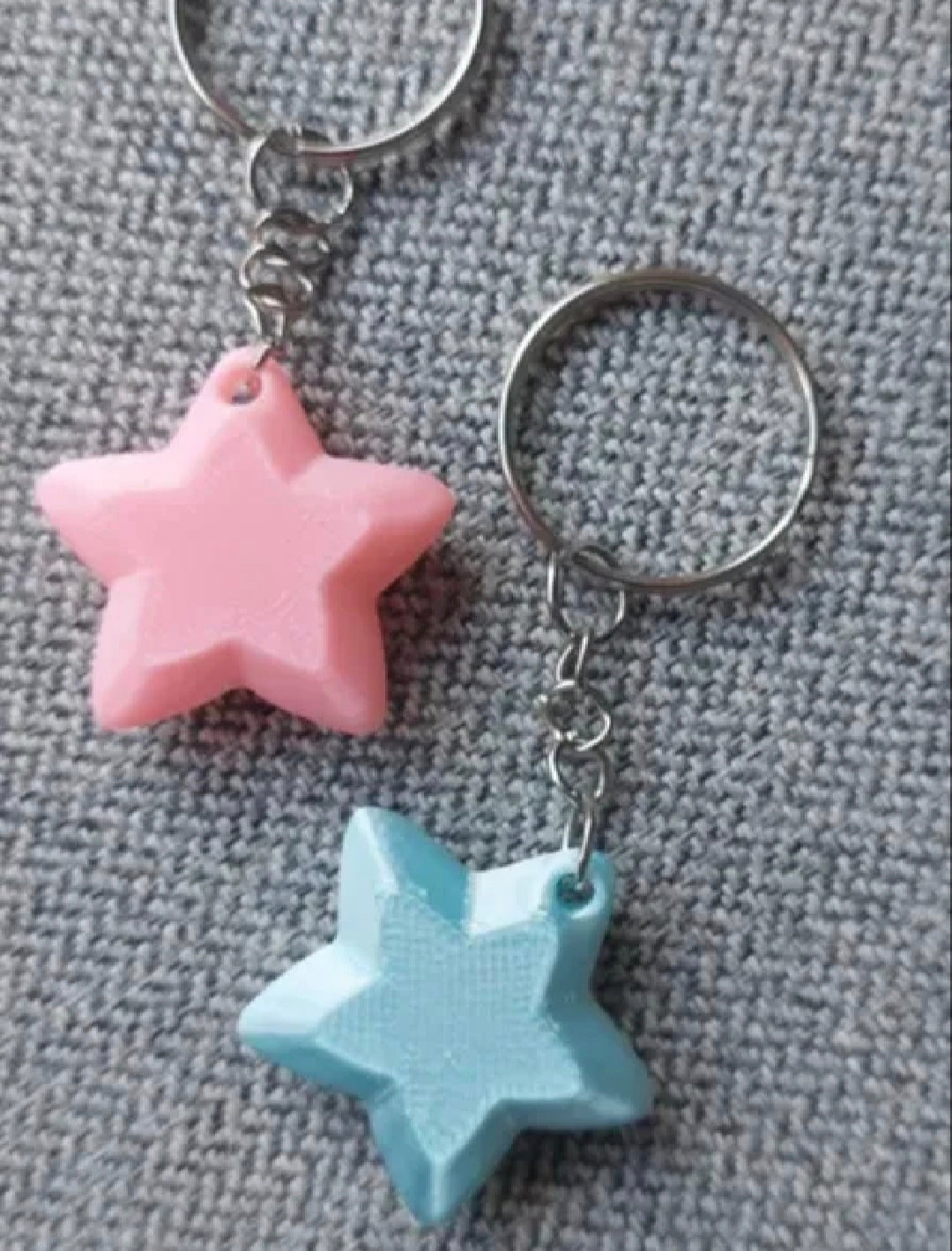 "3D-gedruckter Sterne Schlüsselanhänger in bunten Farben als Geschenk"