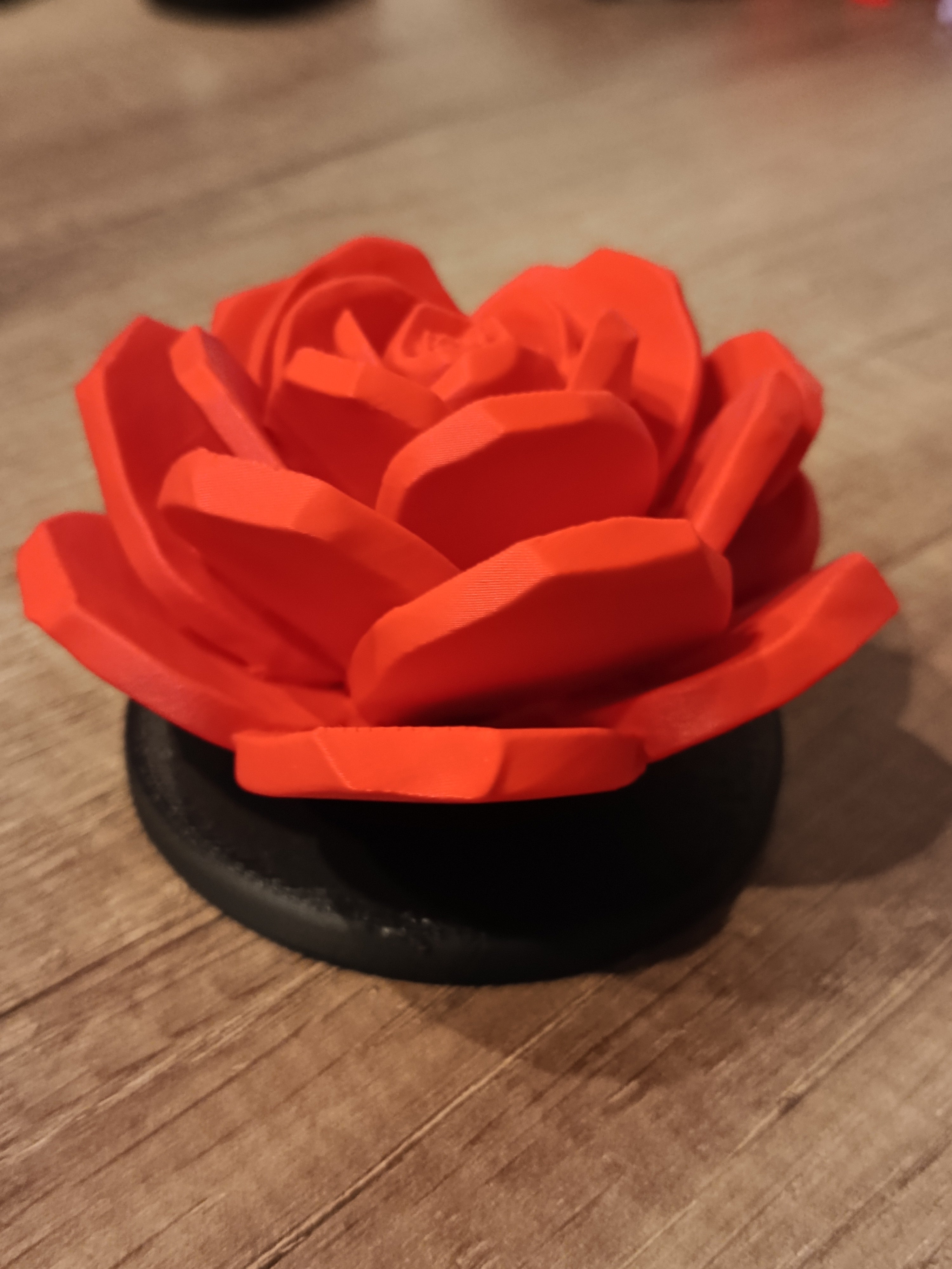 3D-gedruckte Rose aus PLA in rot, handgefertigte Deko-Blume